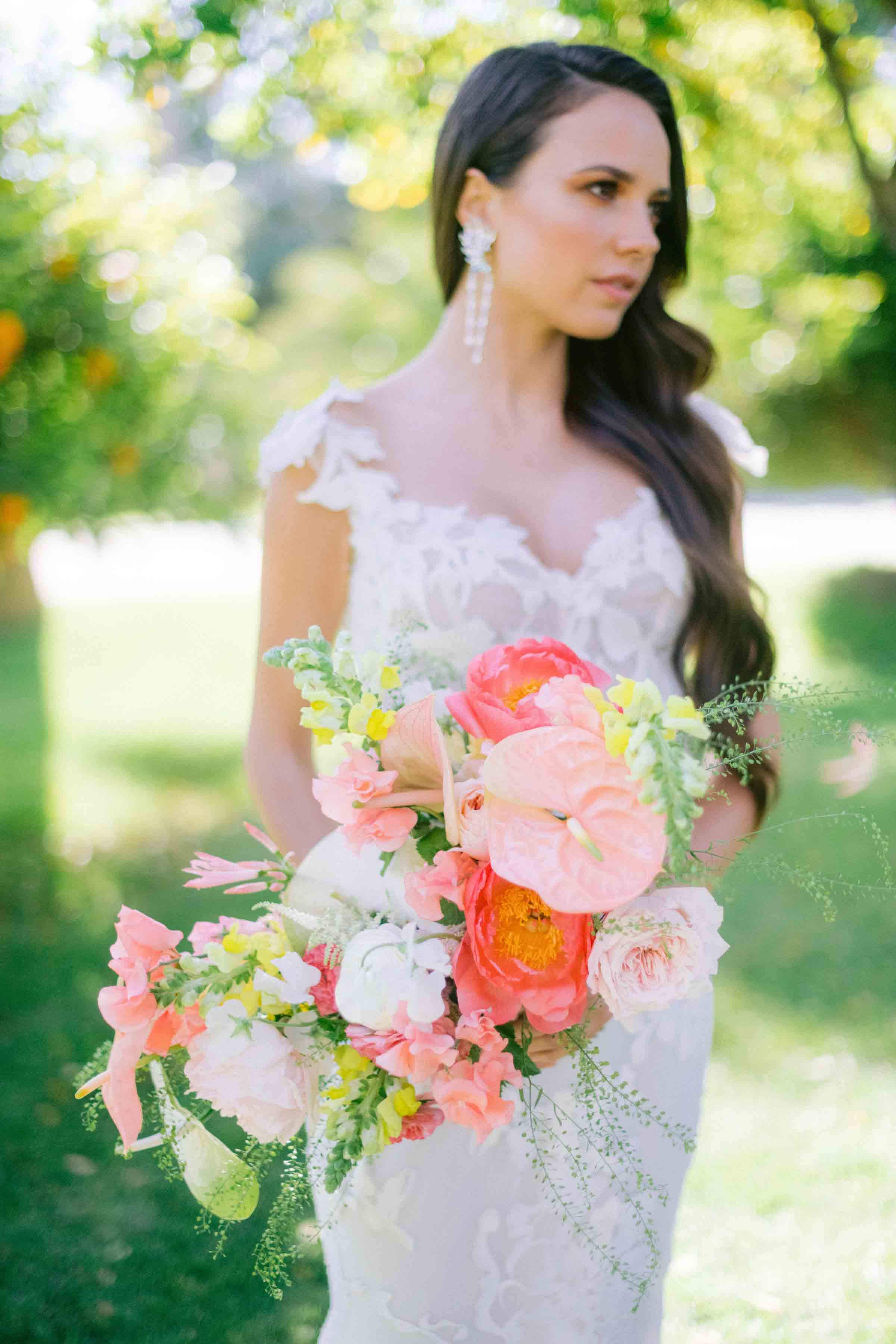 la mariée tient un bouquet